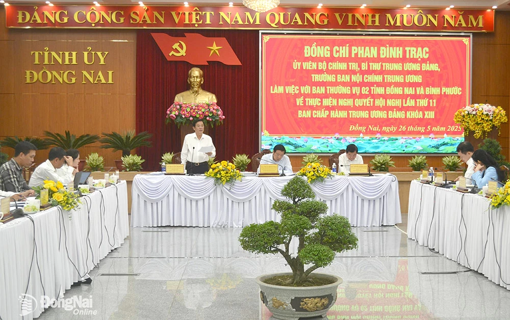 Đồng chí Bùi Văn Nghiêm, Ủy viên Trung ương Đảng, Phó trưởng ban Nội chính Trung ương, Tổ trưởng tổ công tác phát biểu tại hội nghị. Ảnh: Phương Hằng