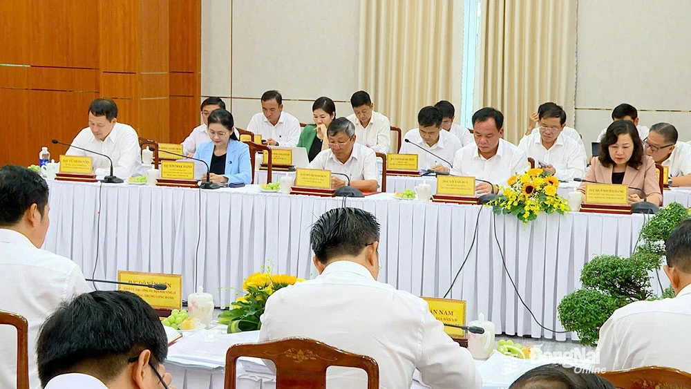 ''Các đồng chí lãnh đạo 2 tỉnh Đồng Nai và Bình Phước dự hội nghị. Ảnh: Khánh Lộc ''