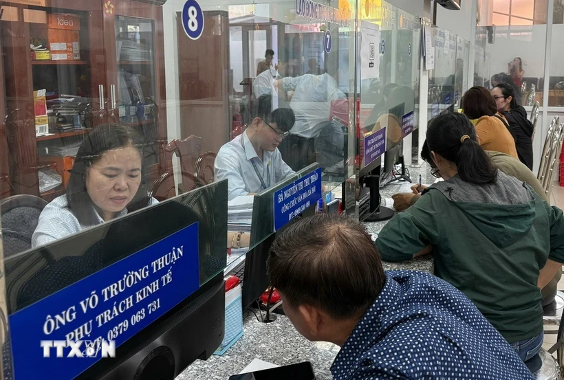 Người dân làm thủ tục hành chính. (Ảnh: Hữu Duyên/TTXVN)