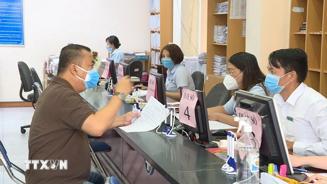 Người dân đến làm thủ tục hành chính. (Ảnh minh họa: TTXVN phát) ttxvn-2805-hanh-chinh-cong-thanh-pho-ho-chi-minh.jpg